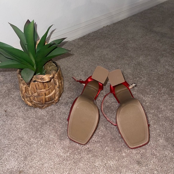 Red heel - Picture 3 of 3